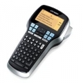 ETICHETTATORE DYMO LM 420P PORTATILEﾸ Utilizza nastri da 6/9/12/19 mmﾸ Stampa fino a 4 righeﾸ USB